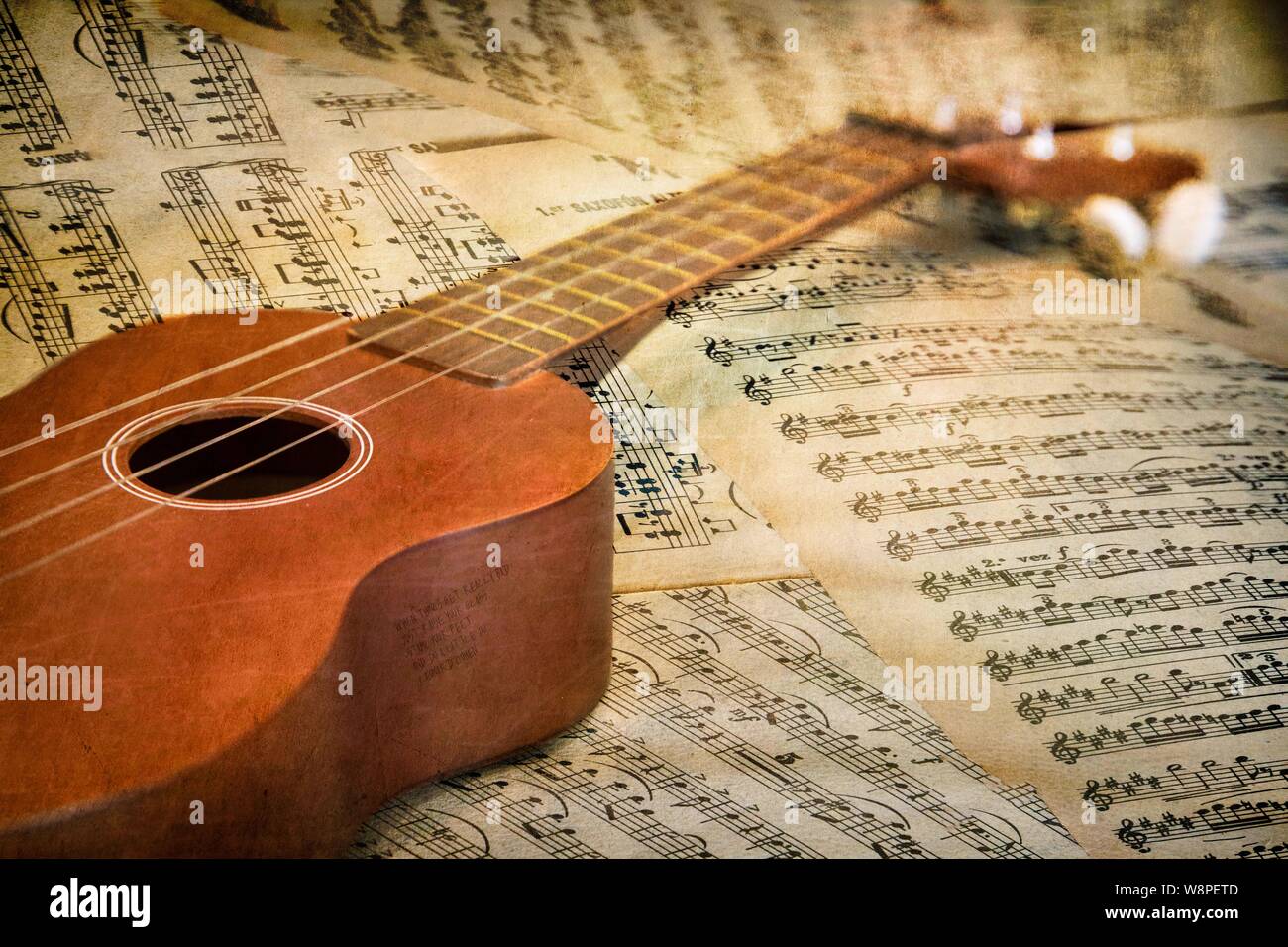 Un poco de baile giga. Hawaiian uke instrumento musical sentar sobre una  capa de partituras Fotografía de stock - Alamy