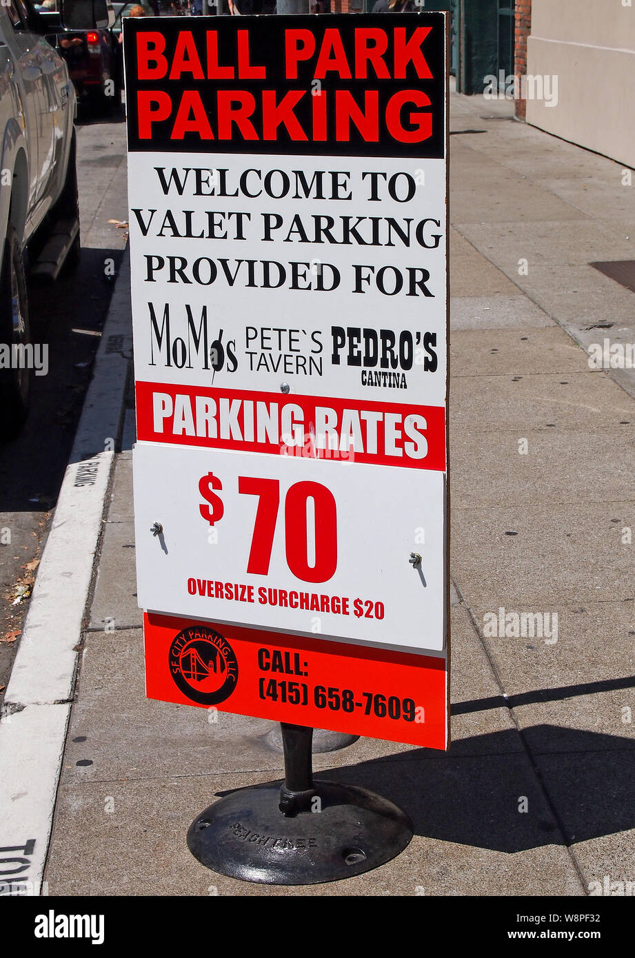 Ball Park tasas de estacionamiento, $70, $20 de recargo extra signo en la acera de San Francisco, California Foto de stock