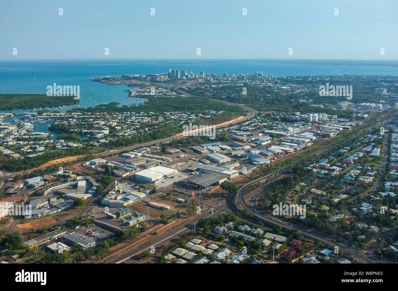 La ciudad de Darwin, capital del Territorio del Norte de Australia, vista desde el aire. Foto de stock