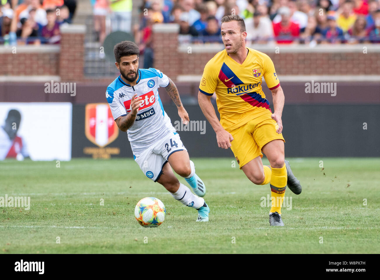 Ann Arbor, MI, EUA. El 10 de agosto, 2019. Centrocampista de Barcelona (8) Arthur obtiene pasado Napoli centrocampista (24) Lorenzo insigne en la Liga-Serie un partido de Copa entre Barcelona y Napoli el 10 de agosto de 2019 en el estadio de Michigan en Ann Arbor, MI (Foto por Allan Dranberg/Cal Sport Media) Crédito: Cal Sport Media/Alamy Live News Foto de stock