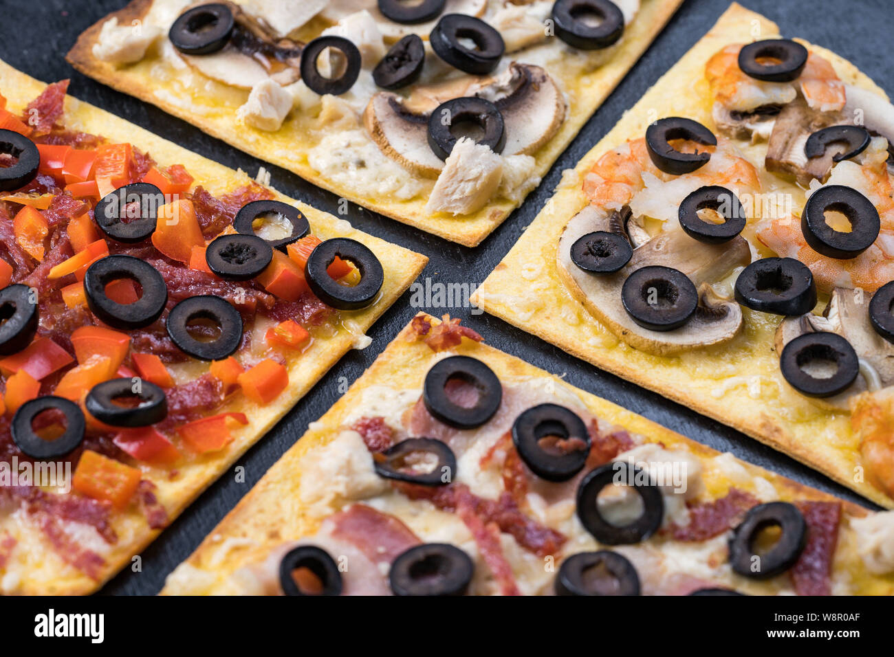 Surtido de porciones de pizza. Margherita, guindilla, pizza cuatro