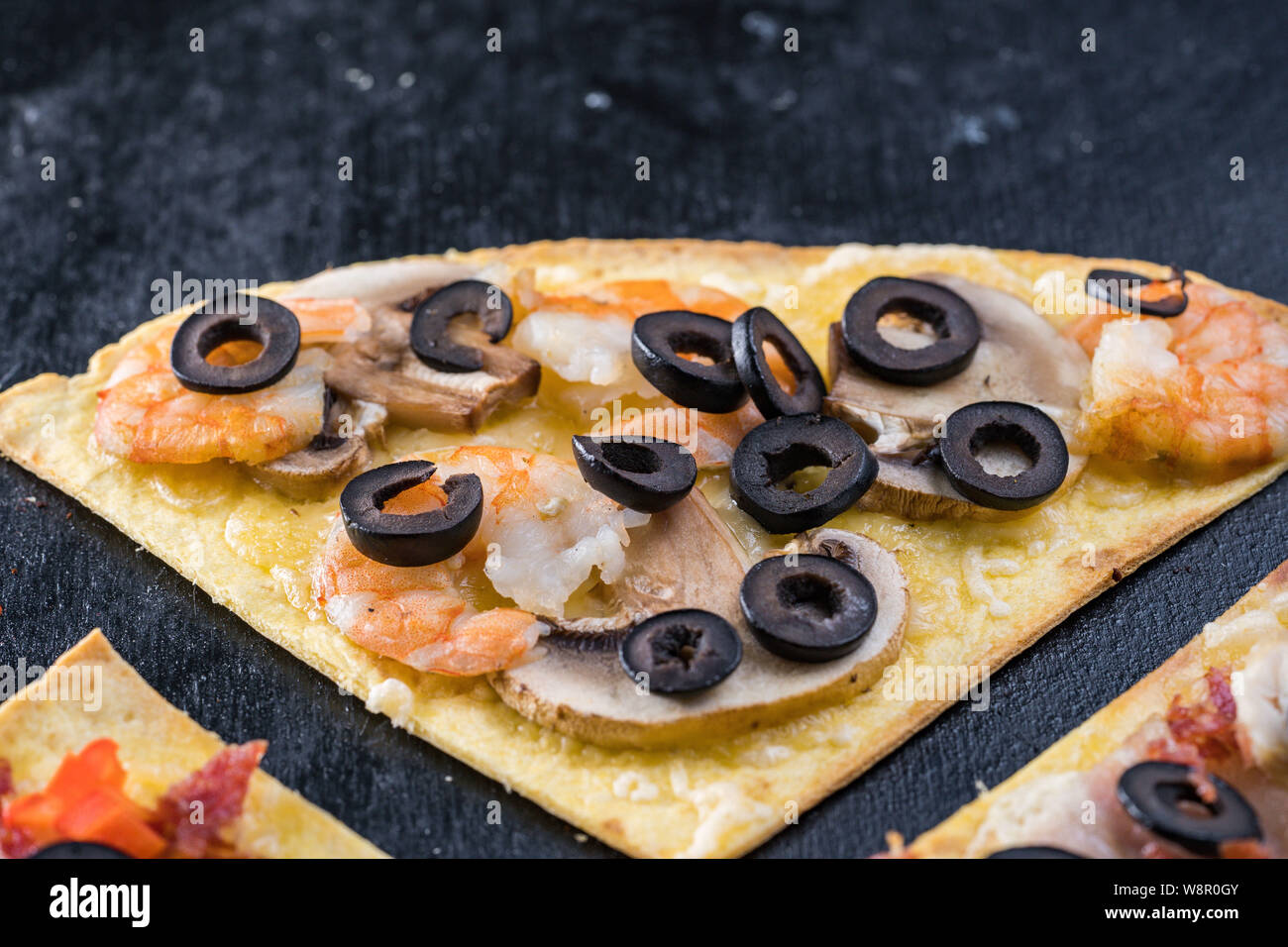 Surtido de porciones de pizza. Margherita, guindilla, pizza cuatro