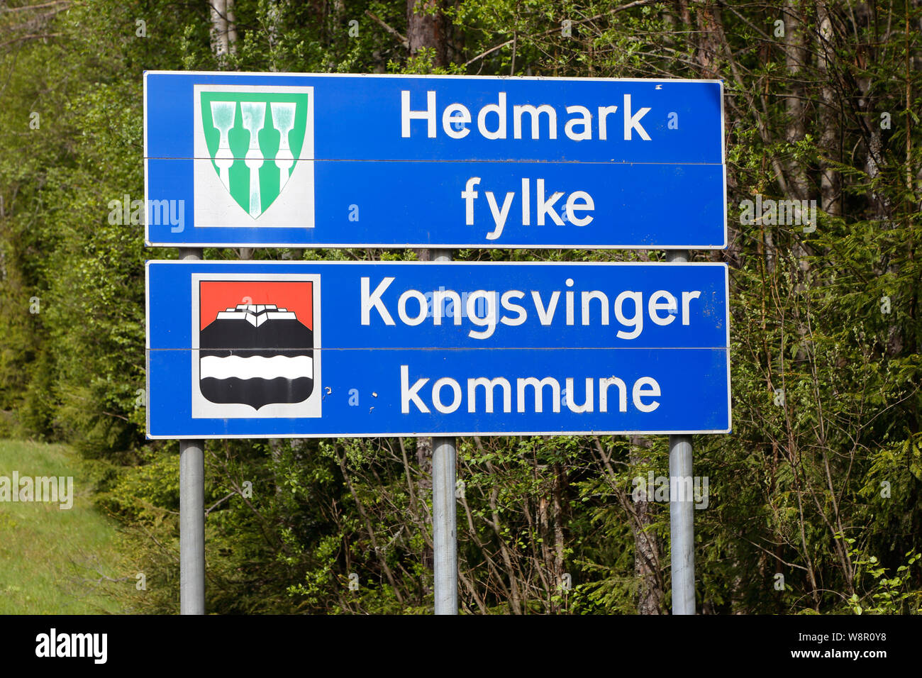 Kongsvinger, Noruega - Mayo 26, 2016: los signos en la frontera de los condados de Hedmark y municipio de Kongsvinger. Foto de stock