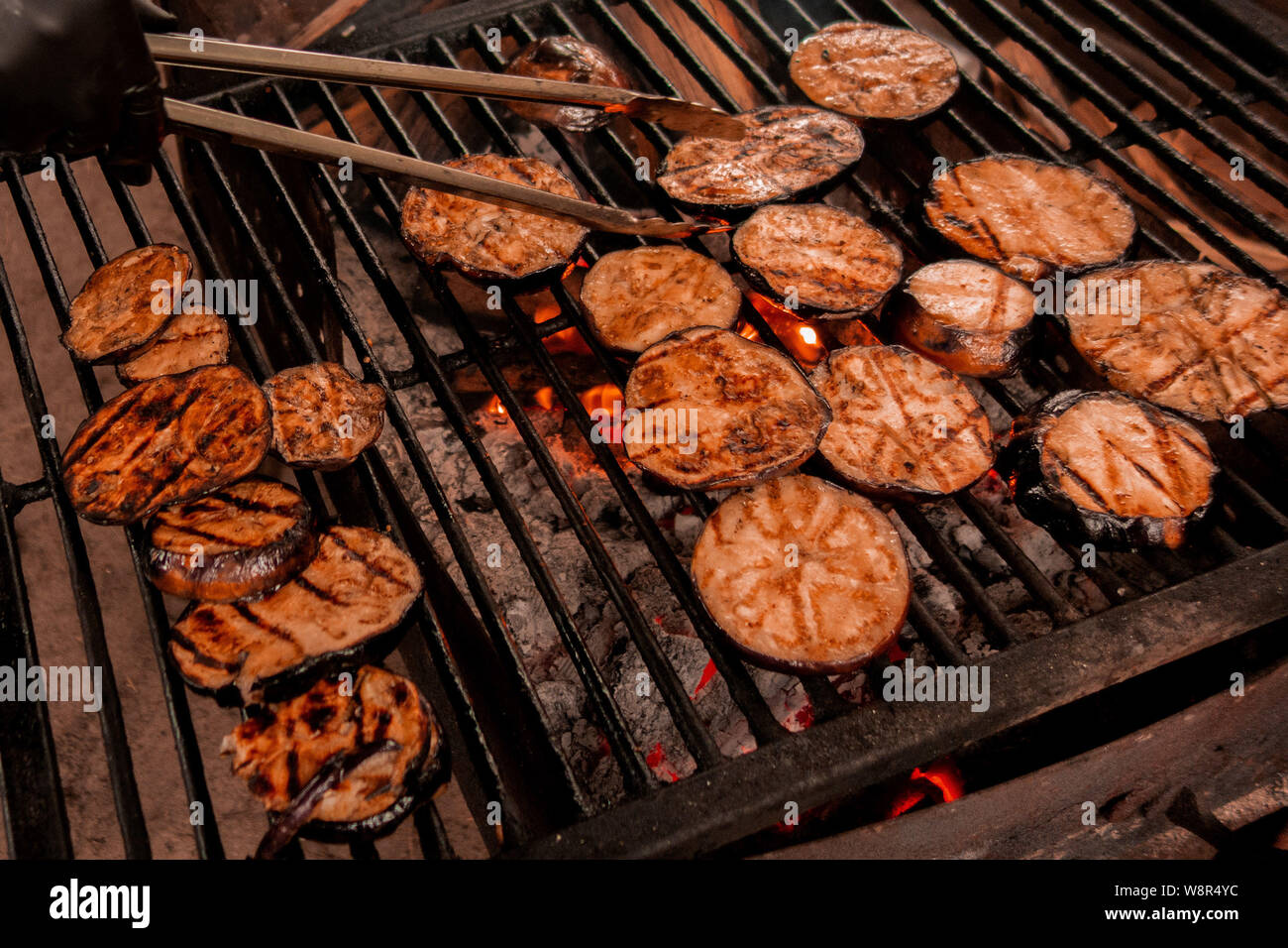 Berenjenas grill. Verduras al horno o fritos a fuego abierto. Cocina  barbacoa parte cerrar imagen arriba. Cocinar sobre la rejilla metálica  Fotografía de stock - Alamy