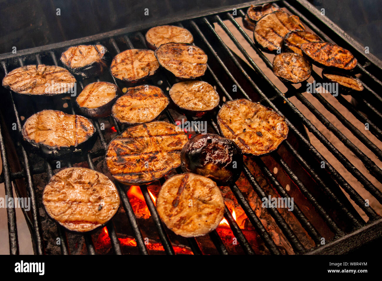 Berenjenas grill. Verduras al horno o fritos a fuego abierto. Cocina  barbacoa parte cerrar imagen arriba. Cocinar sobre la rejilla metálica  Fotografía de stock - Alamy
