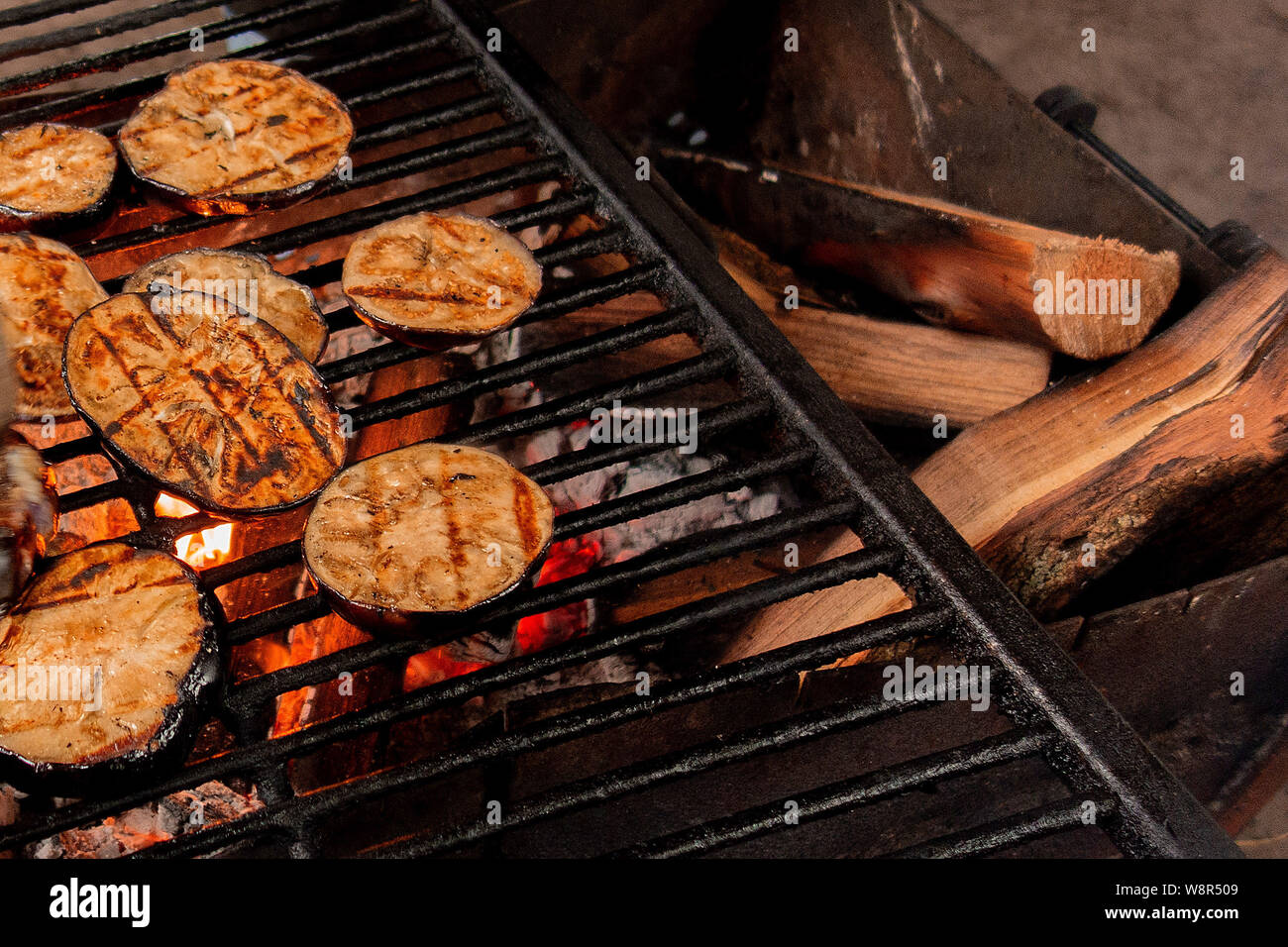 Berenjenas grill. Verduras al horno o fritos a fuego abierto. Cocina  barbacoa parte cerrar imagen arriba. Cocinar sobre la rejilla metálica  Fotografía de stock - Alamy