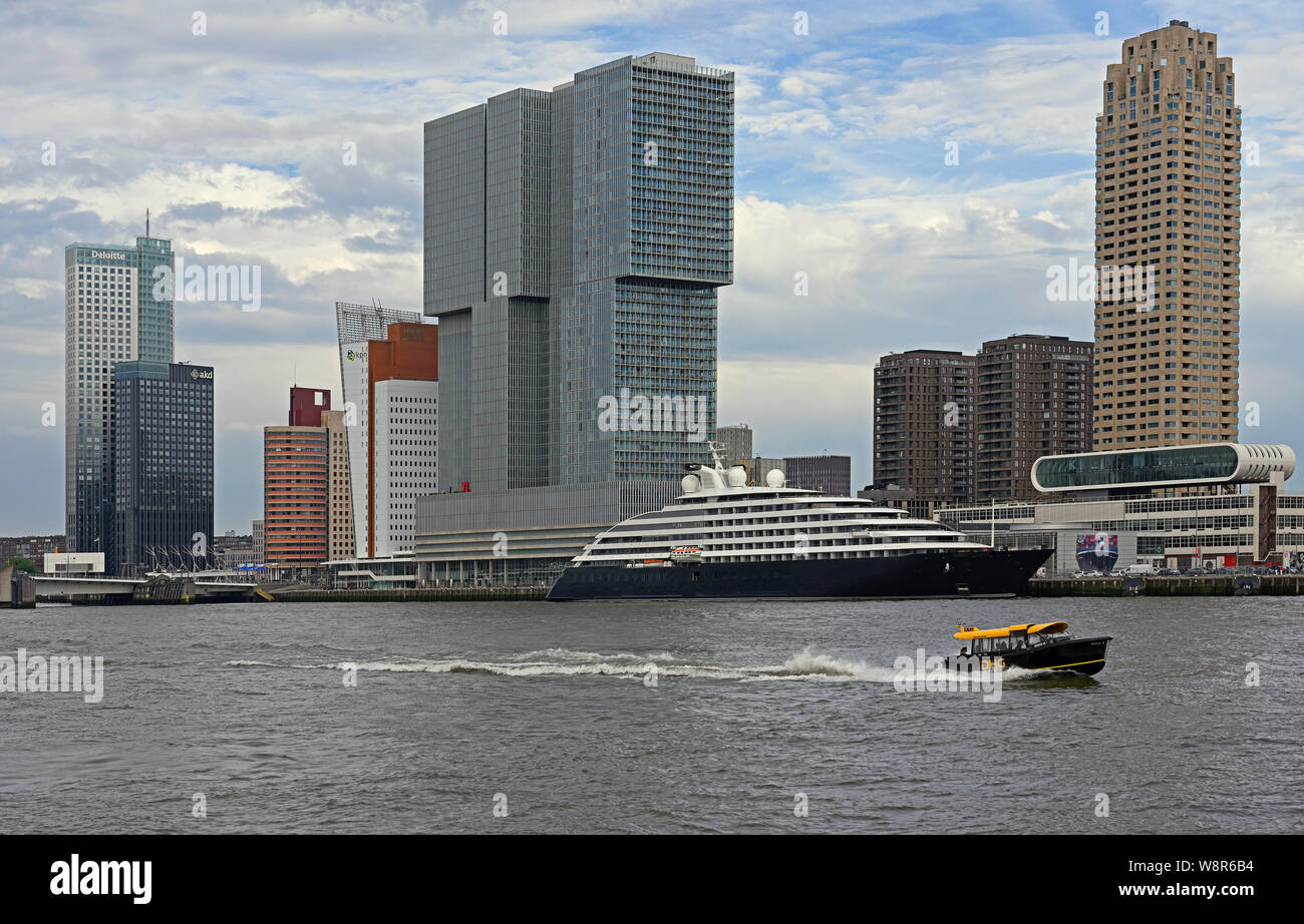 Rotterdam, Holanda - 2019.08.09: la nueva marca de 6 estrellas de lujo de crucero escénico eclipse (OMI # 9797371) atracados en la terminal de cruceros de Rotterdam Foto de stock