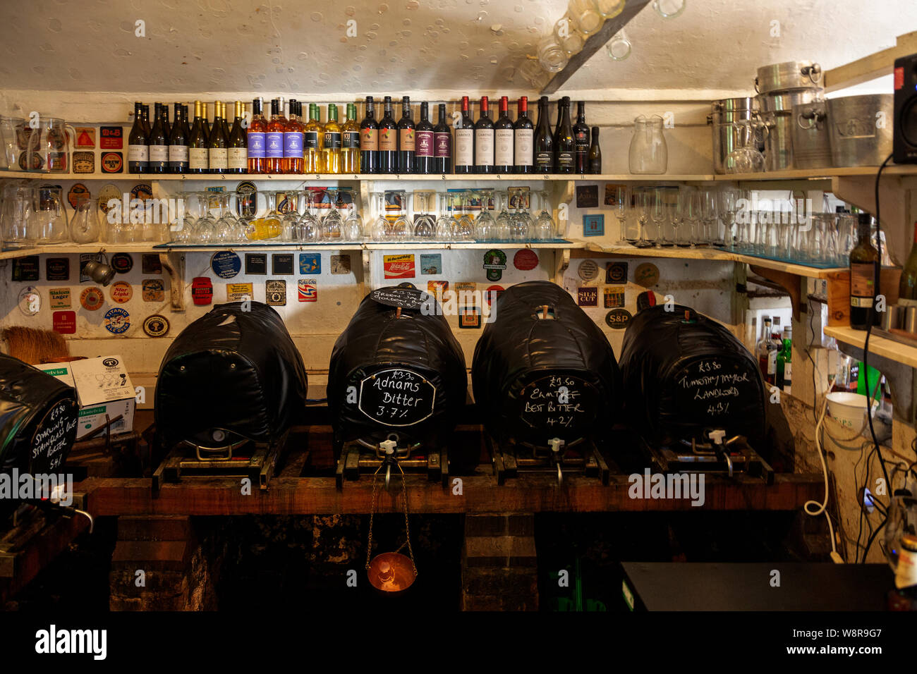Barriles de cerveza real ale en el grifo de la habitación King's Head Pub conocido como la Casa Baja, Laxfield, Suffolk, Inglaterra, Reino Unido. Foto de stock