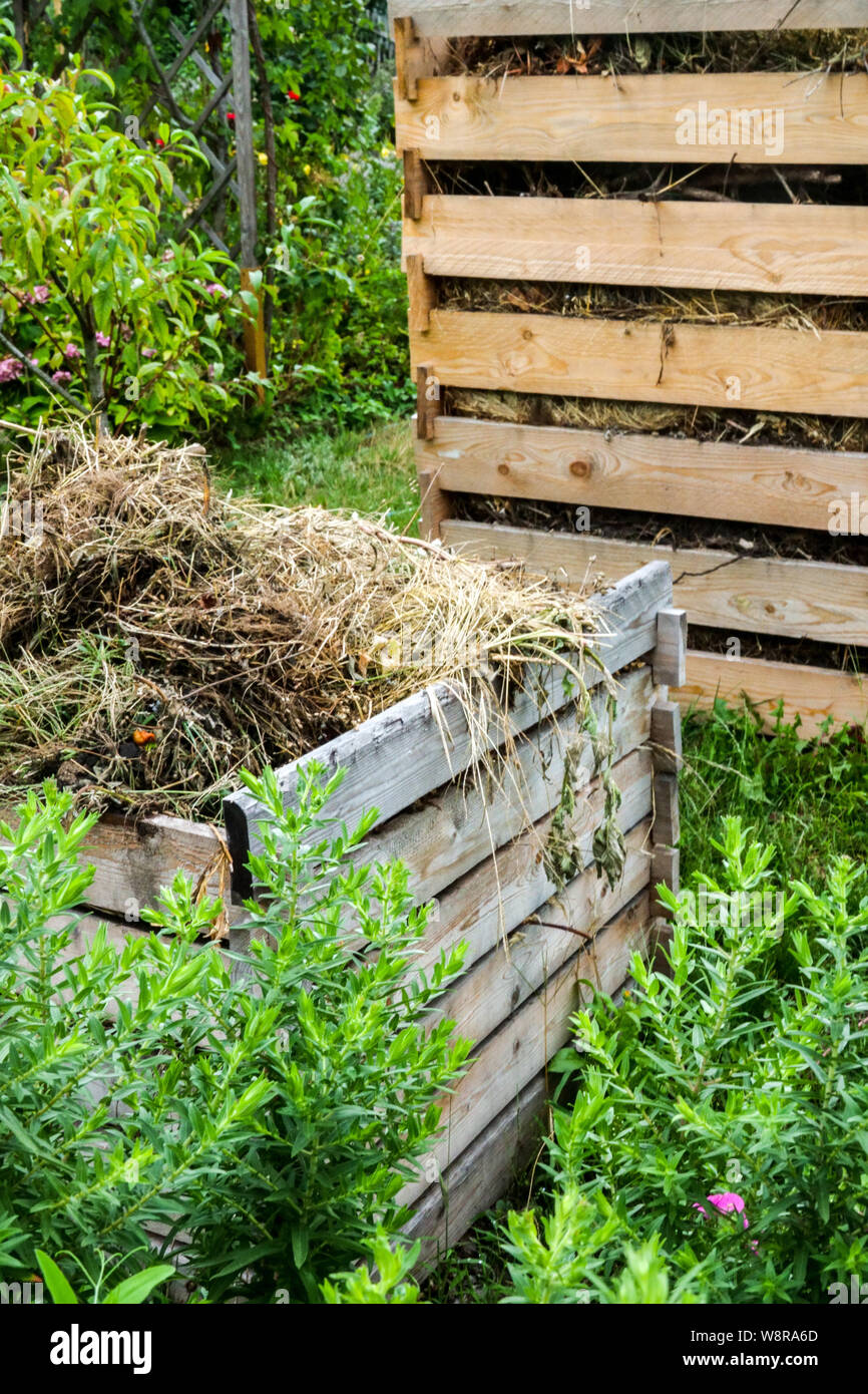 Composter de madera, jardín de la pila del abono, planta seca y otros  residuos bio en la pila, jardín del abono Fotografía de stock - Alamy