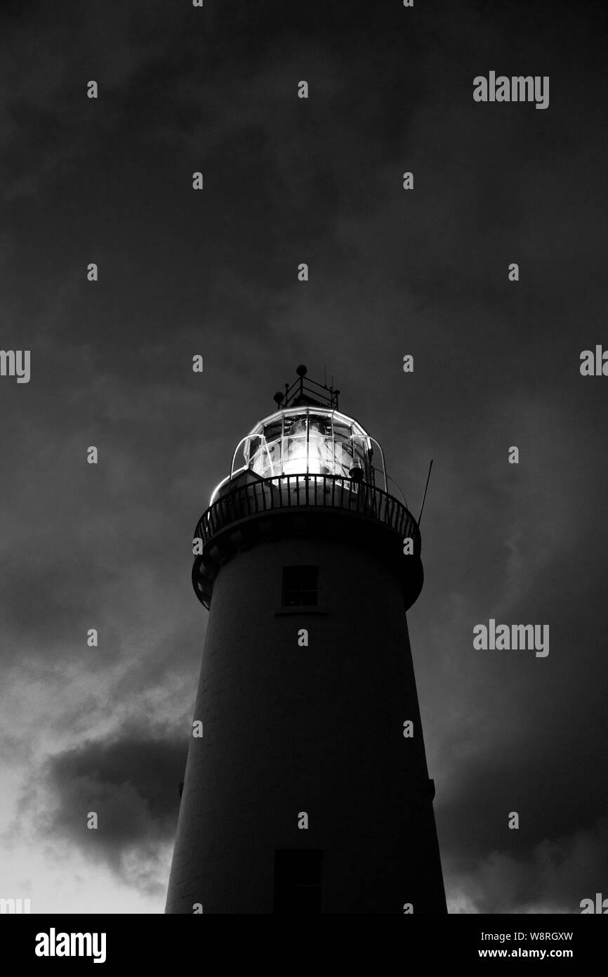 El faro en la península de Loop Head en Irlanda la impresionante y agreste costa atlántica. Foto de stock