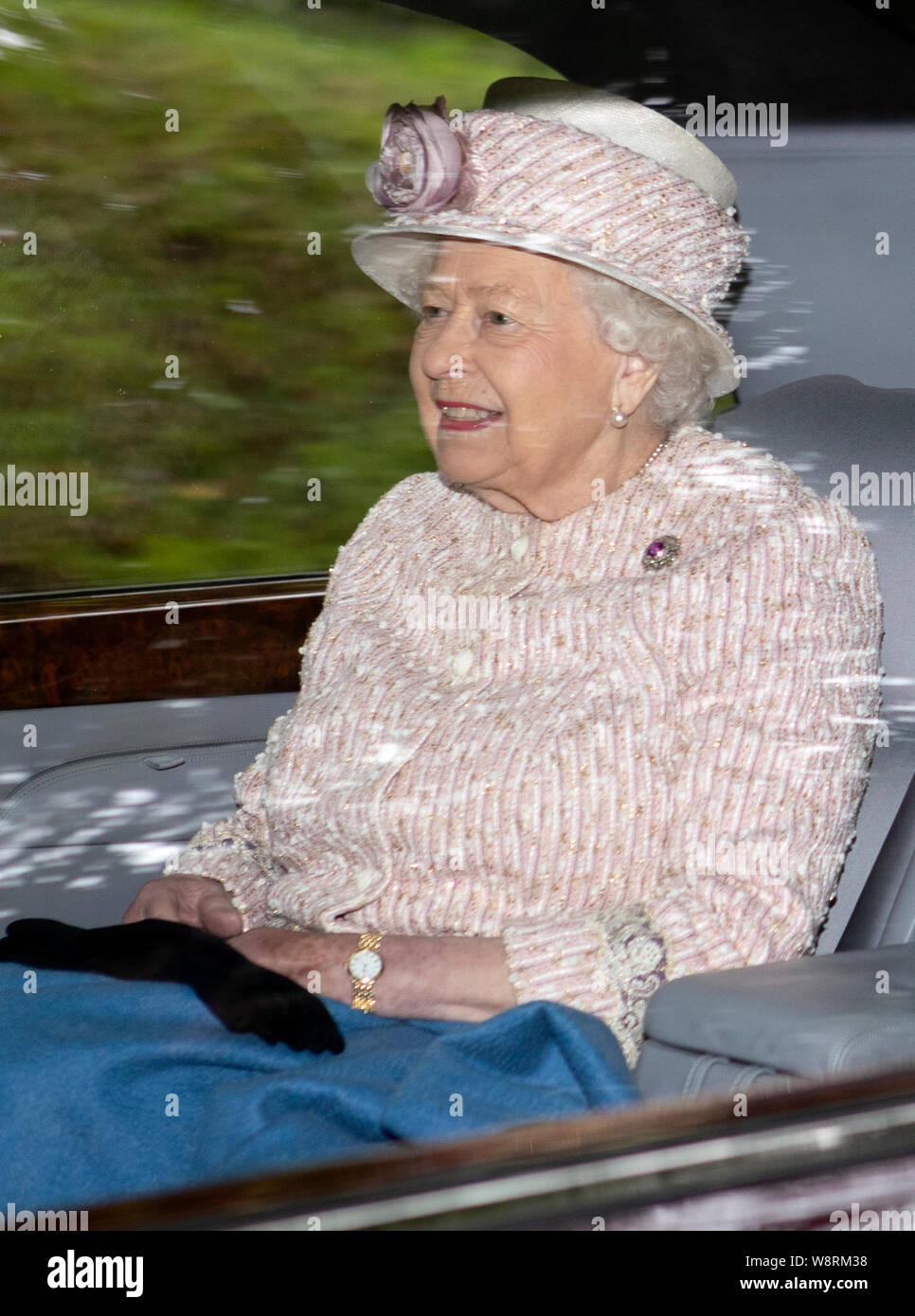 Queen Elizabeth II deja Crathie Kirk después de asistir a un servicio religioso el domingo cerca de Balmoral, donde actualmente es pasar sus vacaciones de verano. Foto de stock