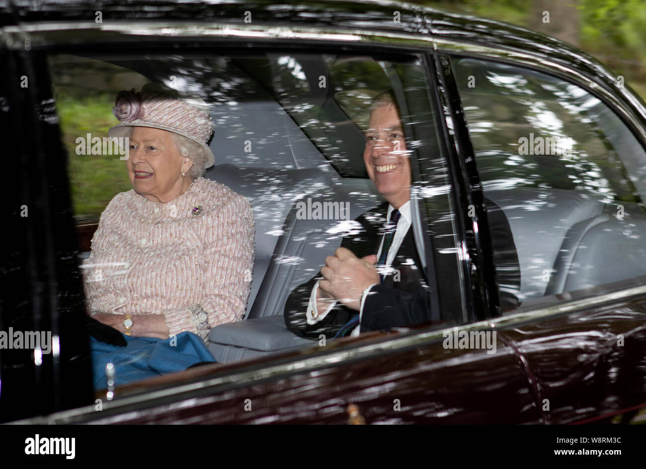 La reina Isabel II y el duque de York dejar Crathie Kirk después de asistir a un servicio religioso el domingo cerca de Balmoral, donde actualmente es pasar sus vacaciones de verano. Foto de stock