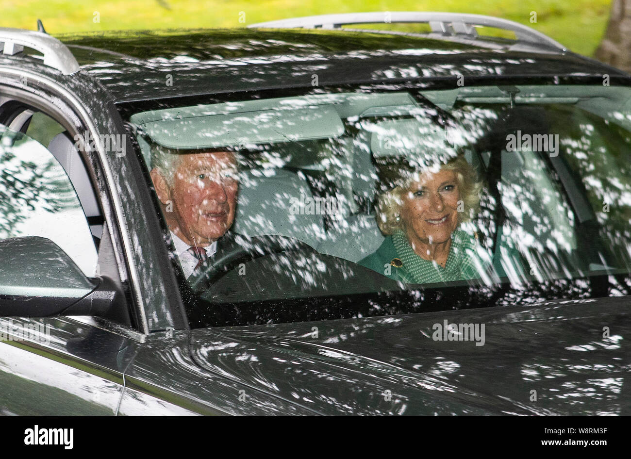 El Príncipe de Gales y la duquesa de Cornualles llega a Crathie Kirk, cerca de Balmoral, de servicio en la iglesia el domingo por la mañana. Foto de stock