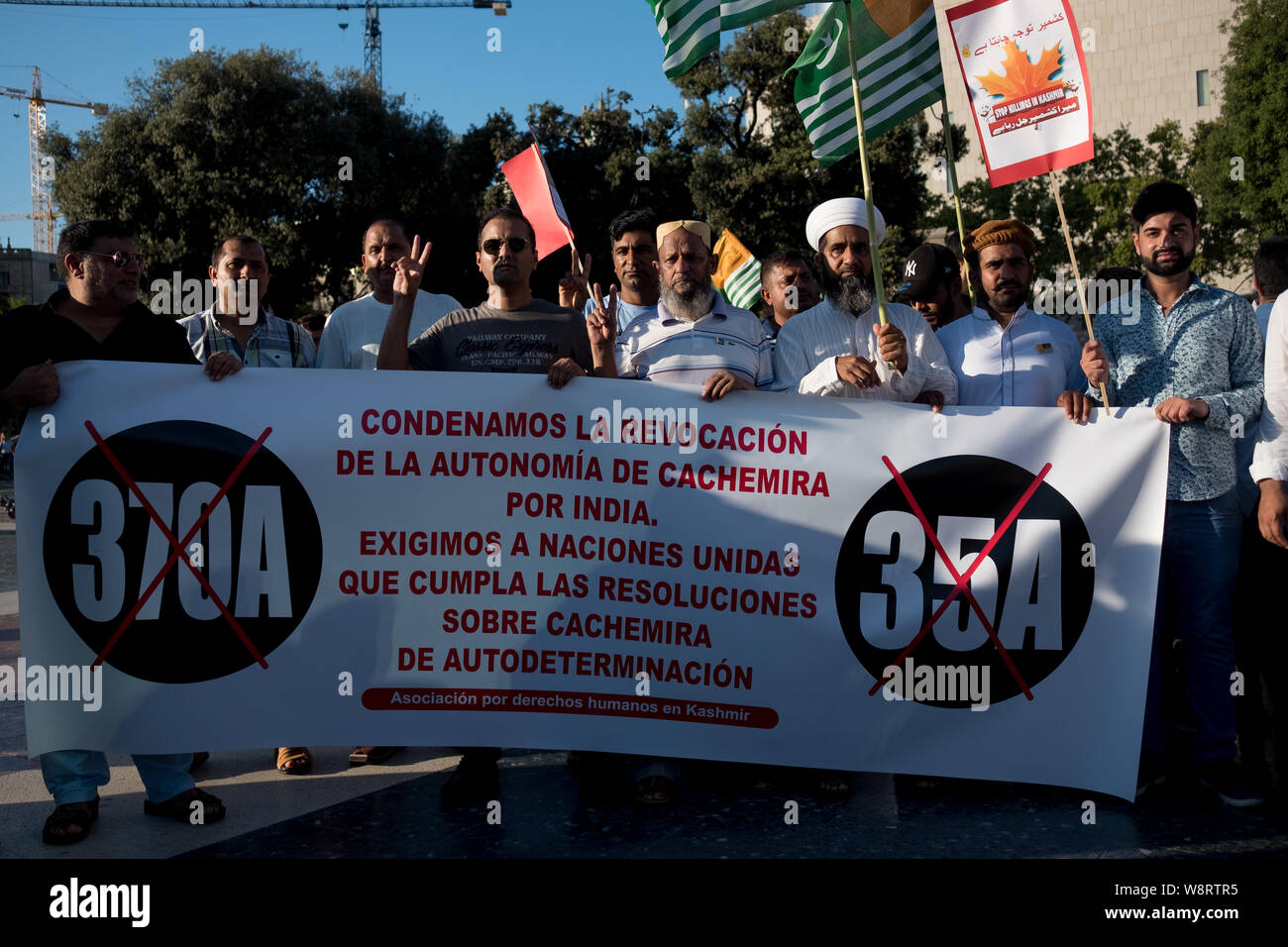 Barcelona, España - 10 de agosto de 2019: Cachemira y ciudadanos paquistaníes protestan y se manifiestan contra indios de revocar el estatuto de la región autónoma con bann Foto de stock