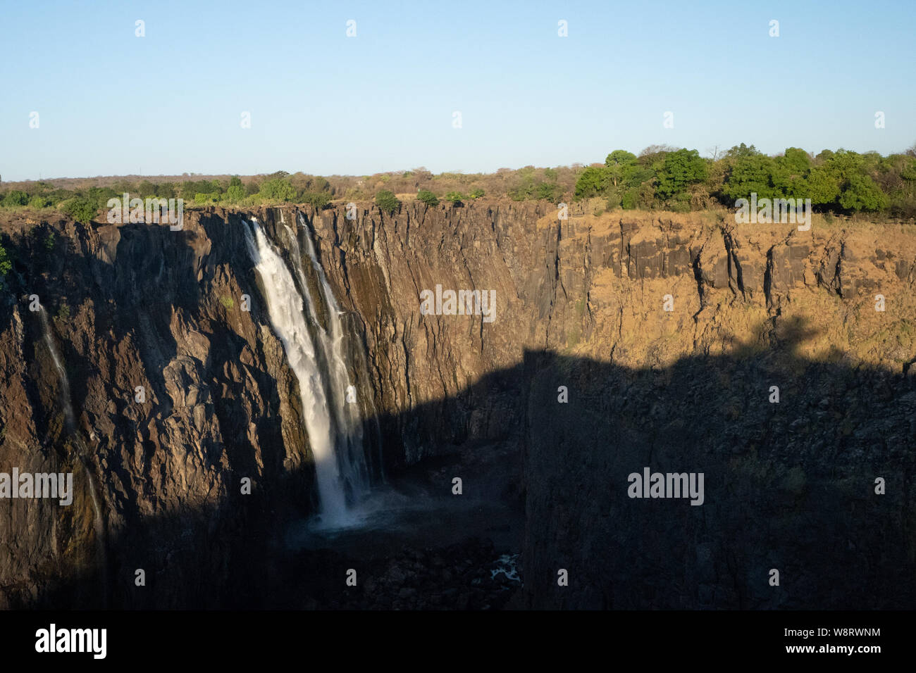 Victoria Falls, nombrado por David Livingstone en 1855 después de la Reina Victoria, la cascada formada por el río Zambezi, caer en una profundidad de 100 metros ch Foto de stock