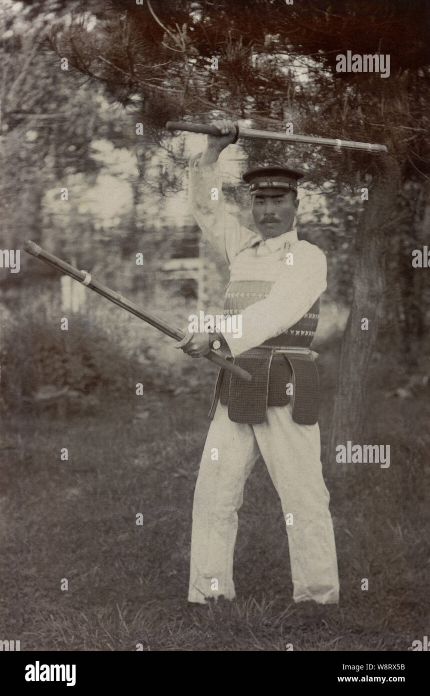 1930, Japón - Kendo ] - Un soldado del Ejército Imperial Japonés plantea  con espadas de kendo (竹刀, Shinai). El kendo, la esgrima japonesa,  desarrollado desde la práctica de habilidades cultivadas