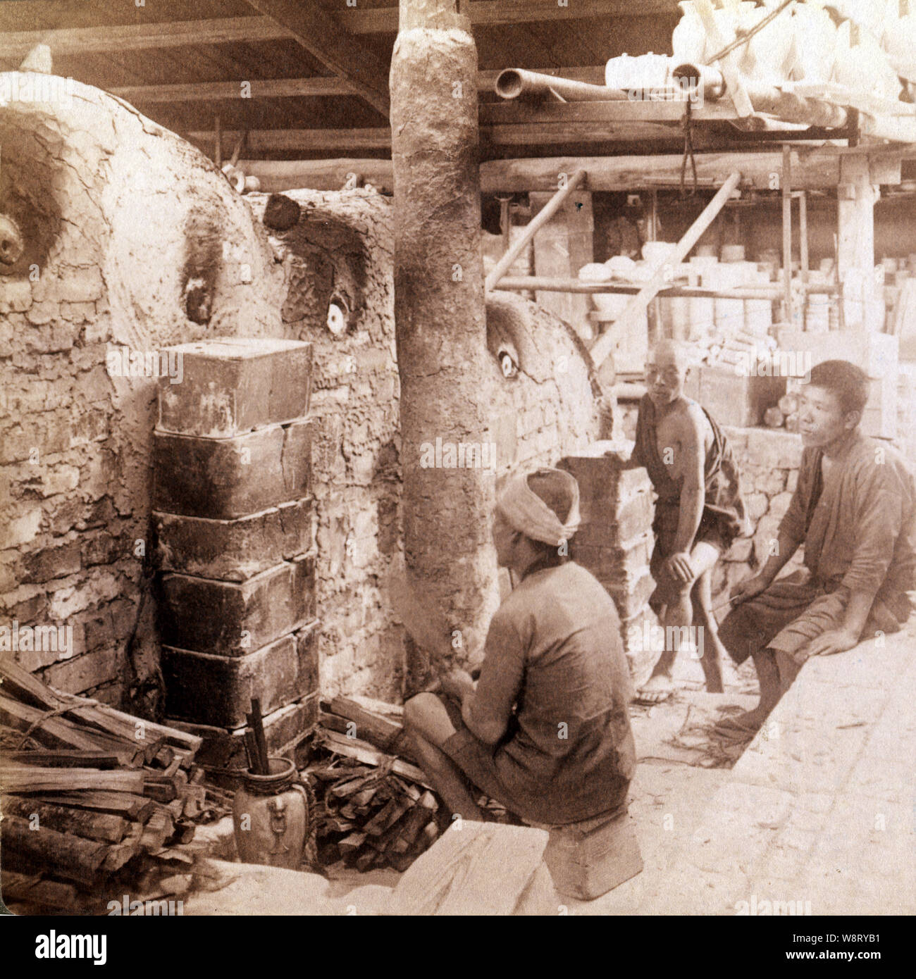 1900 Japón - Horno de Cerámica Japonesa ] - obreros viendo hornos de  porcelana Awata completa, en la fábrica de cerámica de Sobei Kinkozan  (錦光山宗兵衛陶器工場) en Kyoto, 1904 (Meiji 37). El