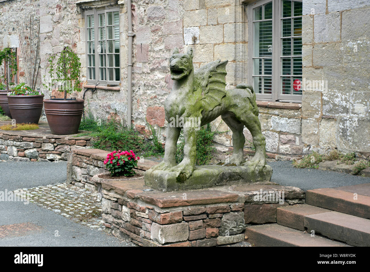 Escultura de un grifo en Askham Hall, Cumbria Foto de stock