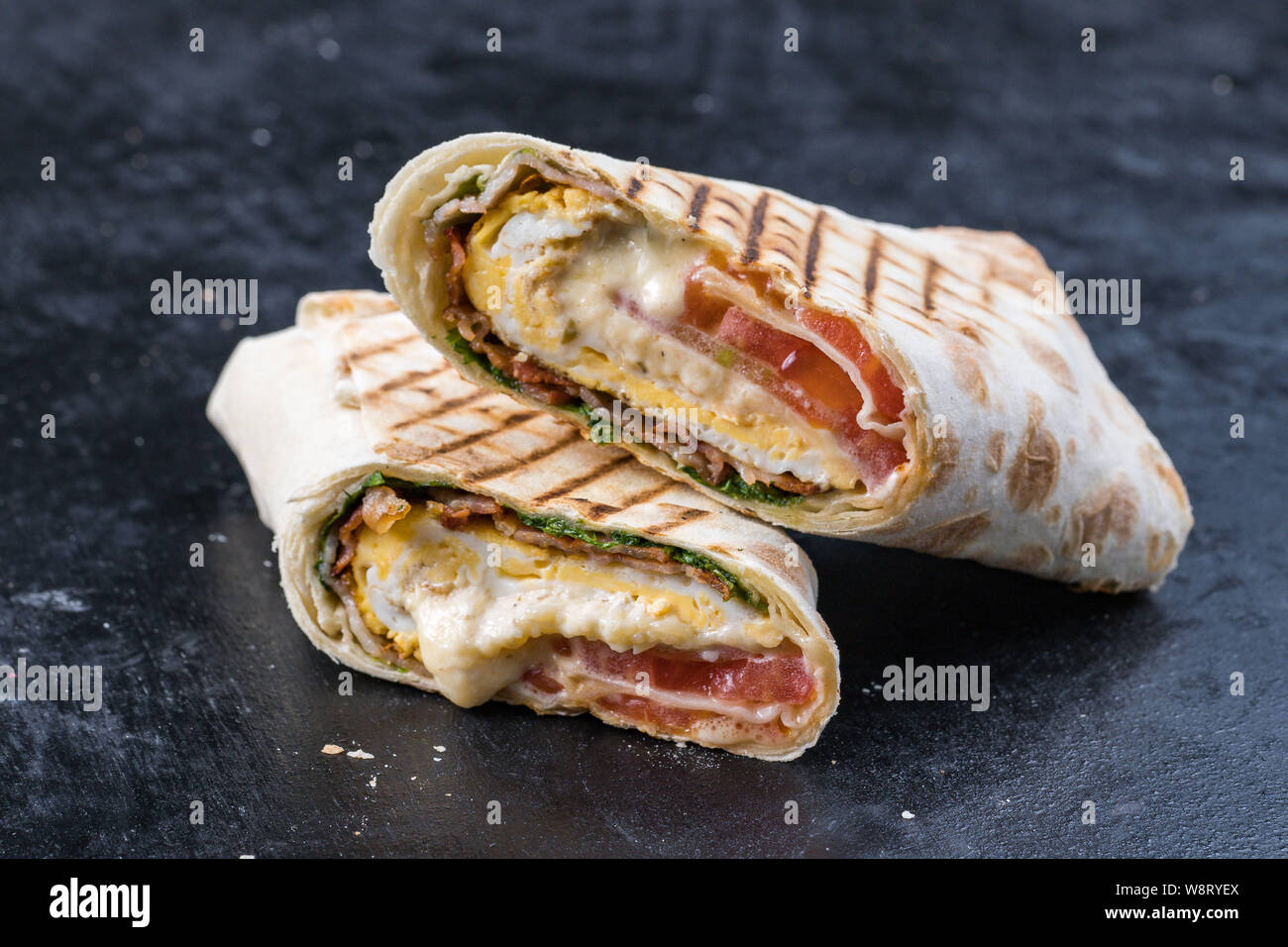 Giroscopio sándwich Shawarma nuevo rollo de carne de pollo Shawarma lavash  Lavash receta falafel tin come rellenos con carne asada, setas, quesos  Fotografía de stock - Alamy