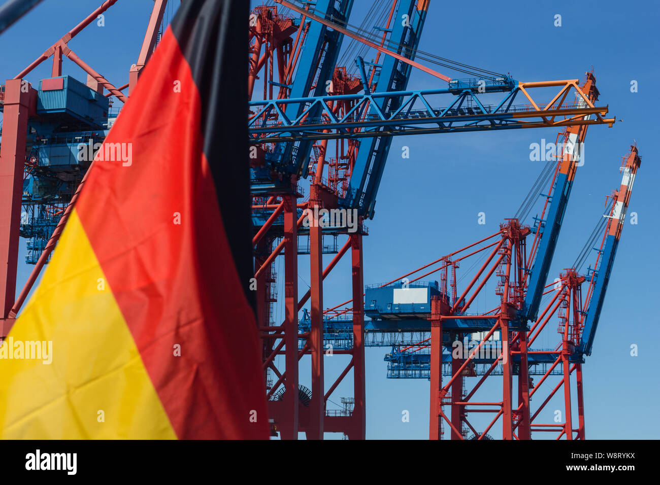 En la terminal de contenedores de un buque portacontenedores de bandera alemana economía de libre comercio de exportación contenedor grúa pórtico campeón mundial de exportación Foto de stock