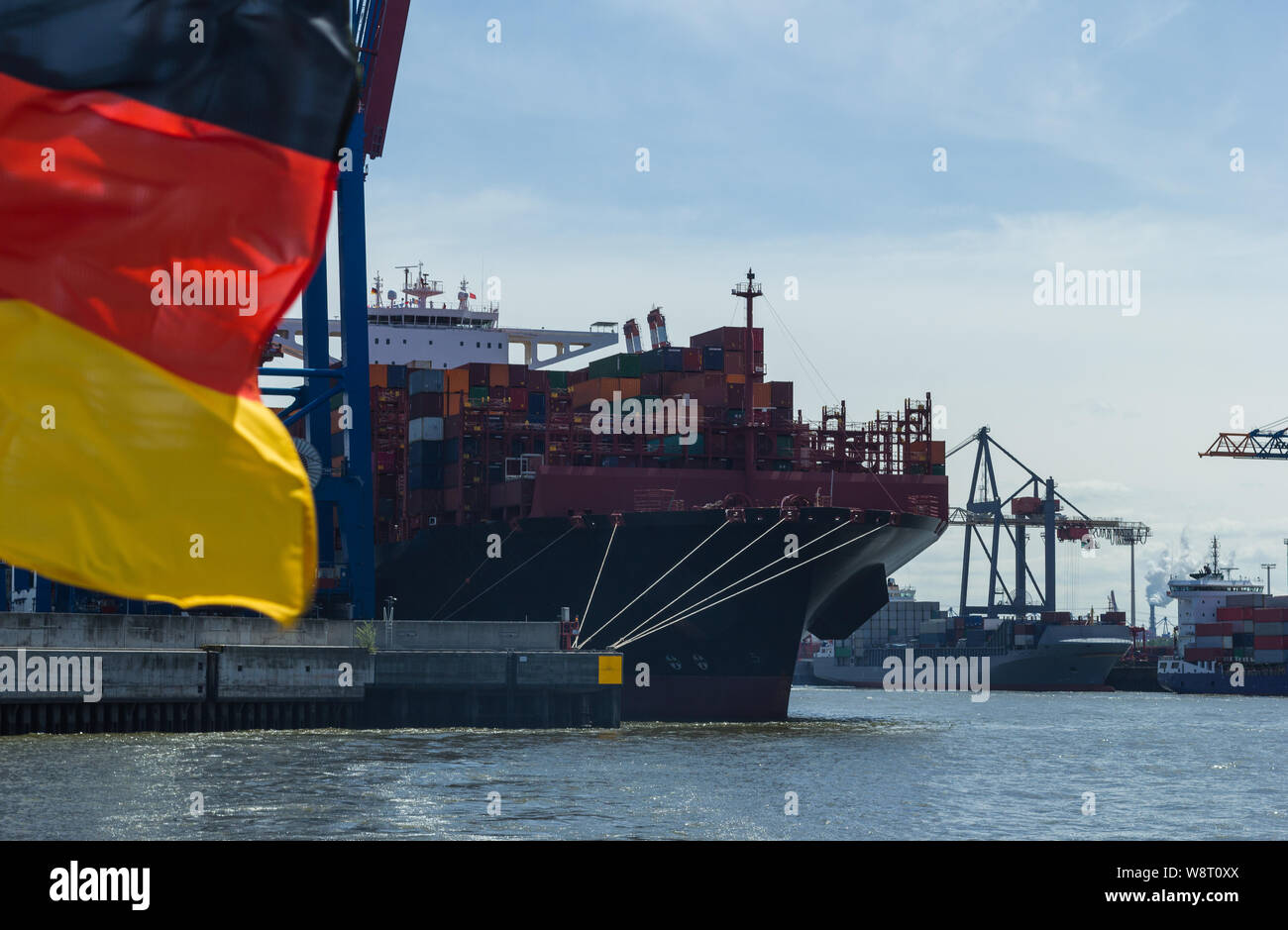 Barco de contenedores en la terminal de contenedores de bandera alemana economía de libre comercio de exportación Foto de stock