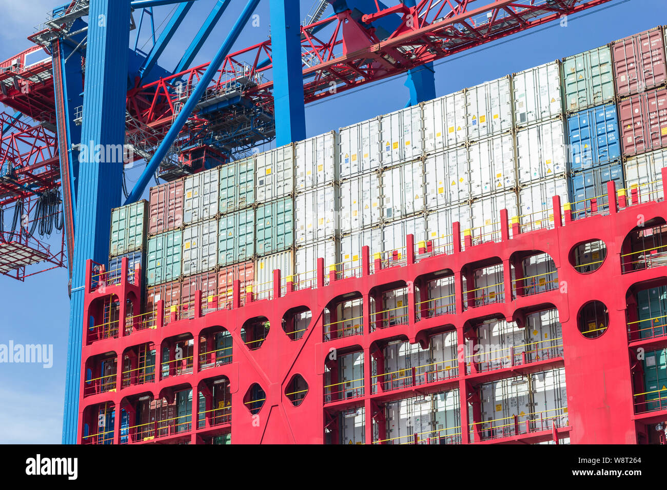 Barco de contenedores en la terminal de contenedores de exportación importación economía libre comercio china puerto de contenedores del puerto de Hamburgo Foto de stock