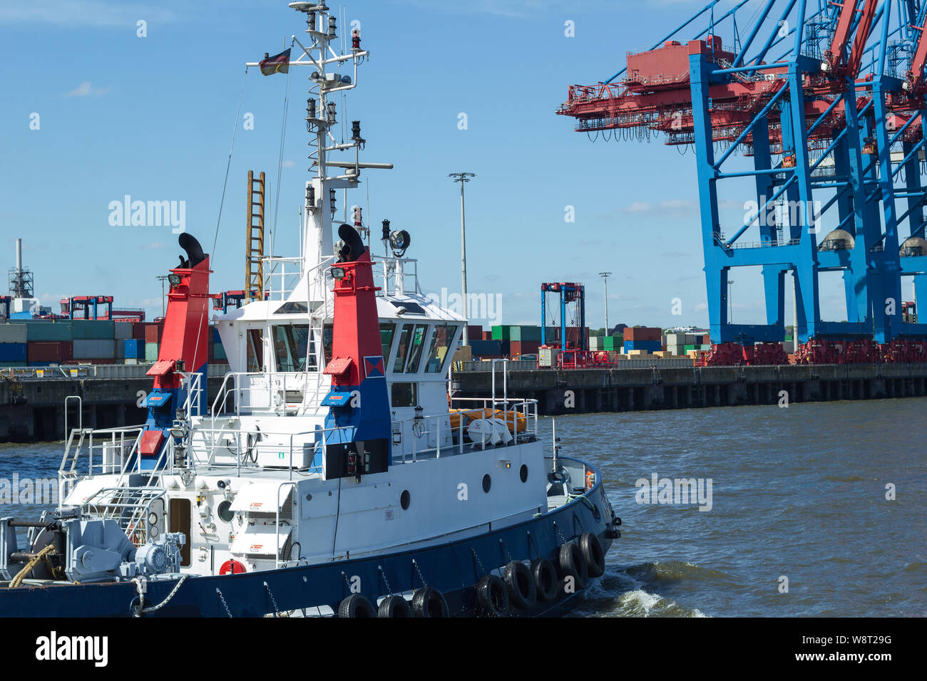 Remolque de buques en la terminal de contenedores de Hamburgo Foto de stock