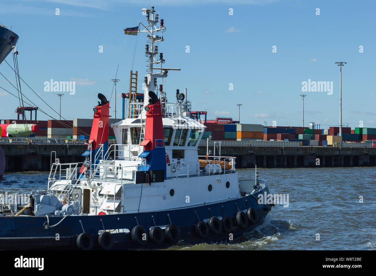 Remolque de buques en la terminal de contenedores de Hamburgo Foto de stock