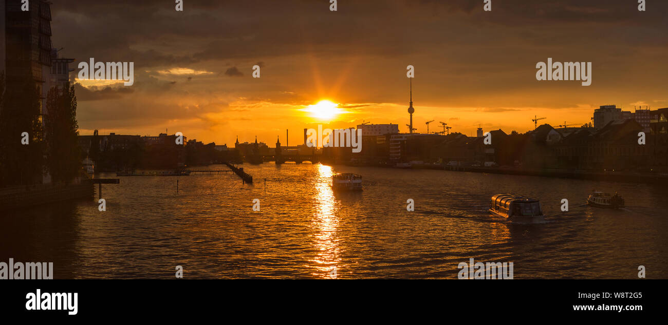 Berlín sunset Spree Skyline gran ciudad noche de verano torre de televisión Foto de stock