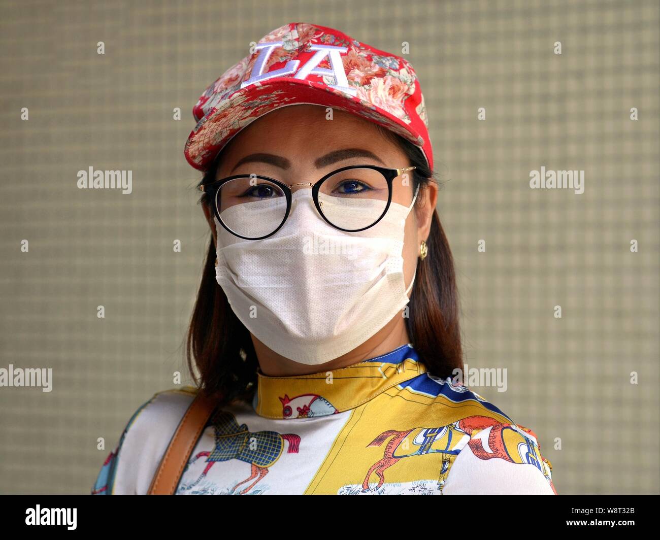 Vestidos de mujer Chino Tailandés lleva una gorra de béisbol de la  fantasía, gafas protectoras y una máscara desechable para la cara, durante  el Año Nuevo chino 2019 Fotografía de stock - Alamy