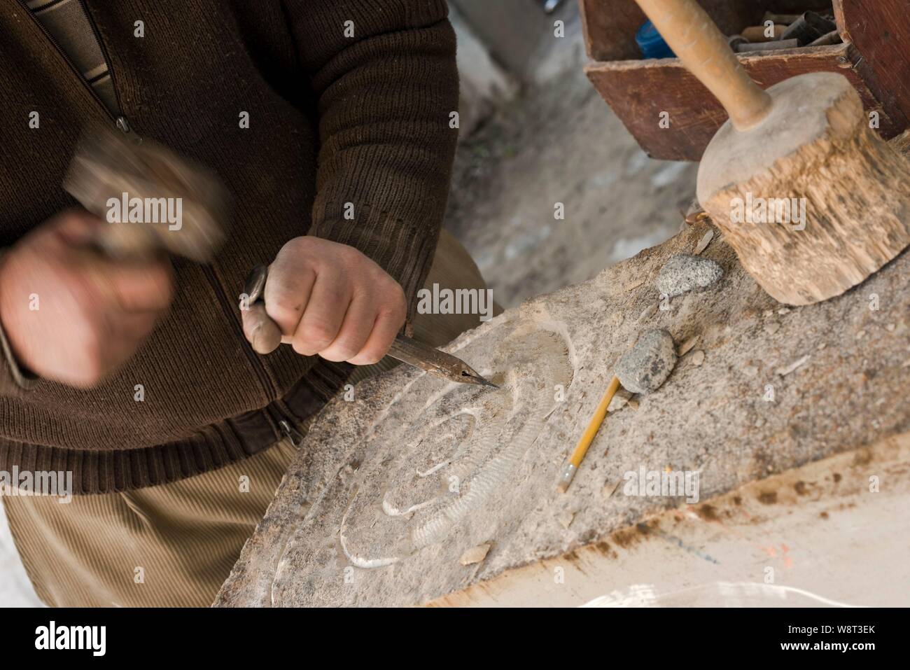 Escultor cinceles la piedra, Alemania Foto de stock
