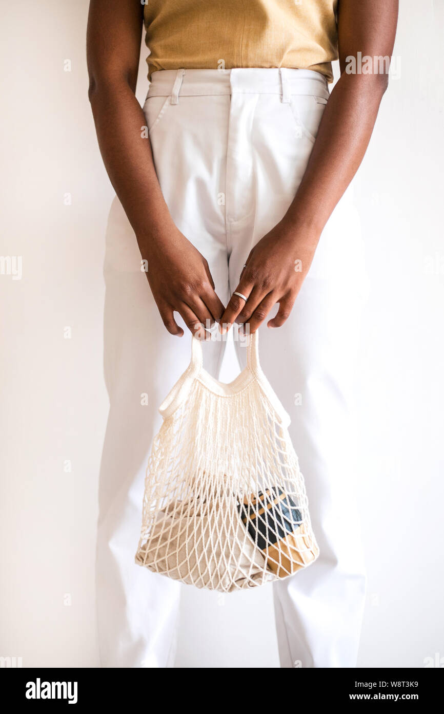 Mujer Negra Con Tejido Bolso Contra La Pared Blanca Foto Imagen
