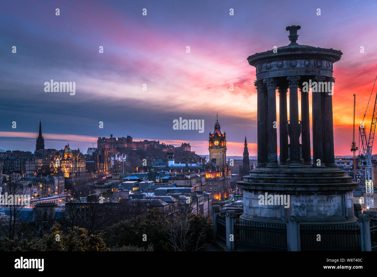 Horizonte de Edimburgo bajo el colorido cielo de invierno al atardecer Foto de stock