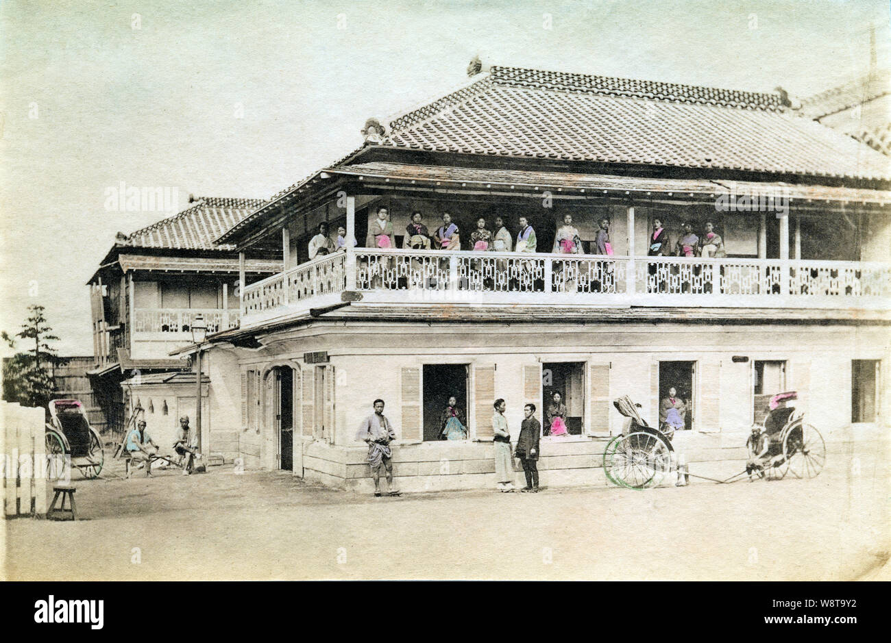 1890 Japón - japonés burdel en Yokohama ] - la famosa casa de prostitución  conocido como Jinpuro (Nectarina) o N° 9, en Yokohama, Prefectura de  Kanagawa. Las prostitutas están de pie