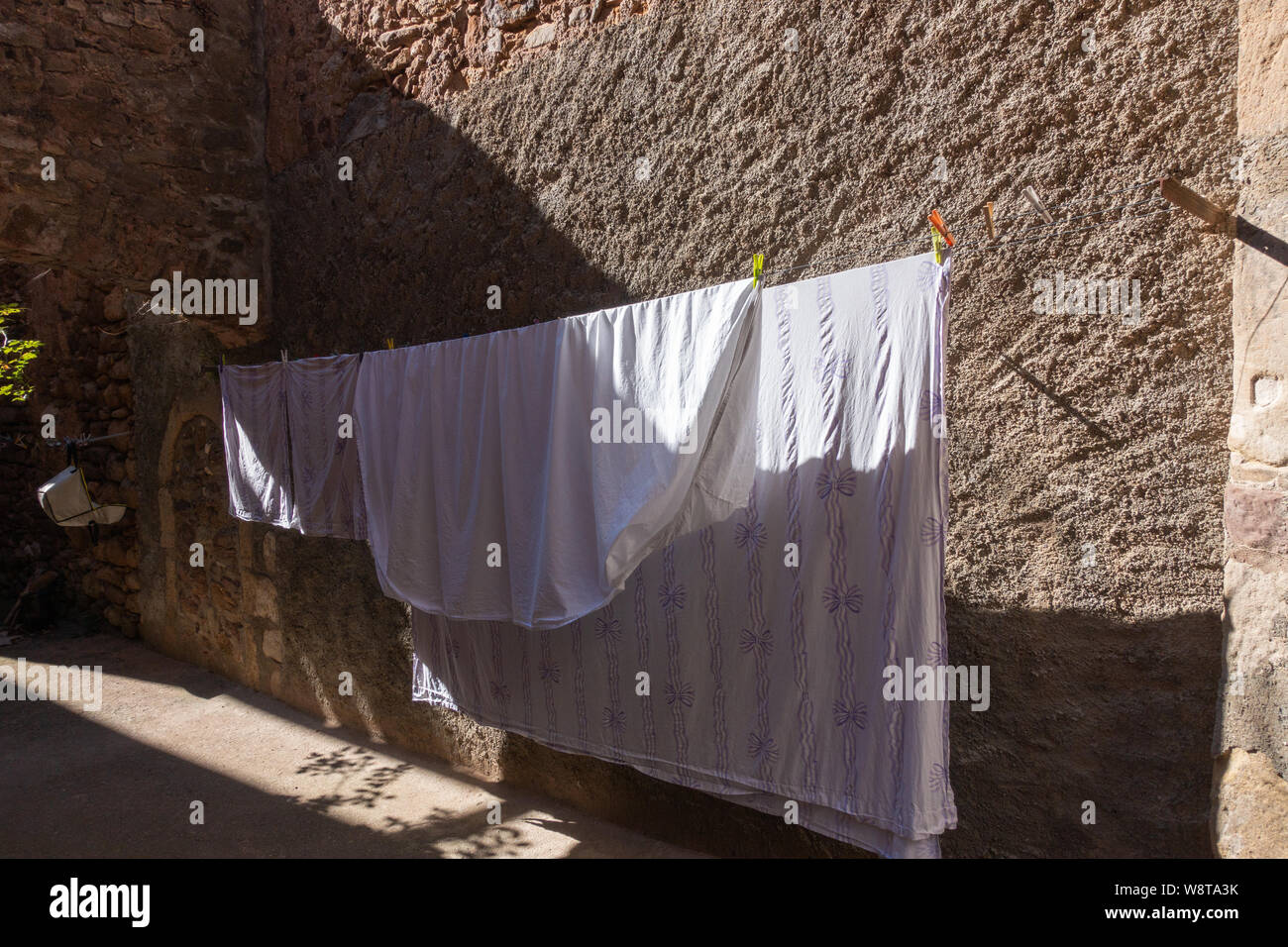 sábanas colgadas en tendedero al aire libre Fotografía de stock - Alamy