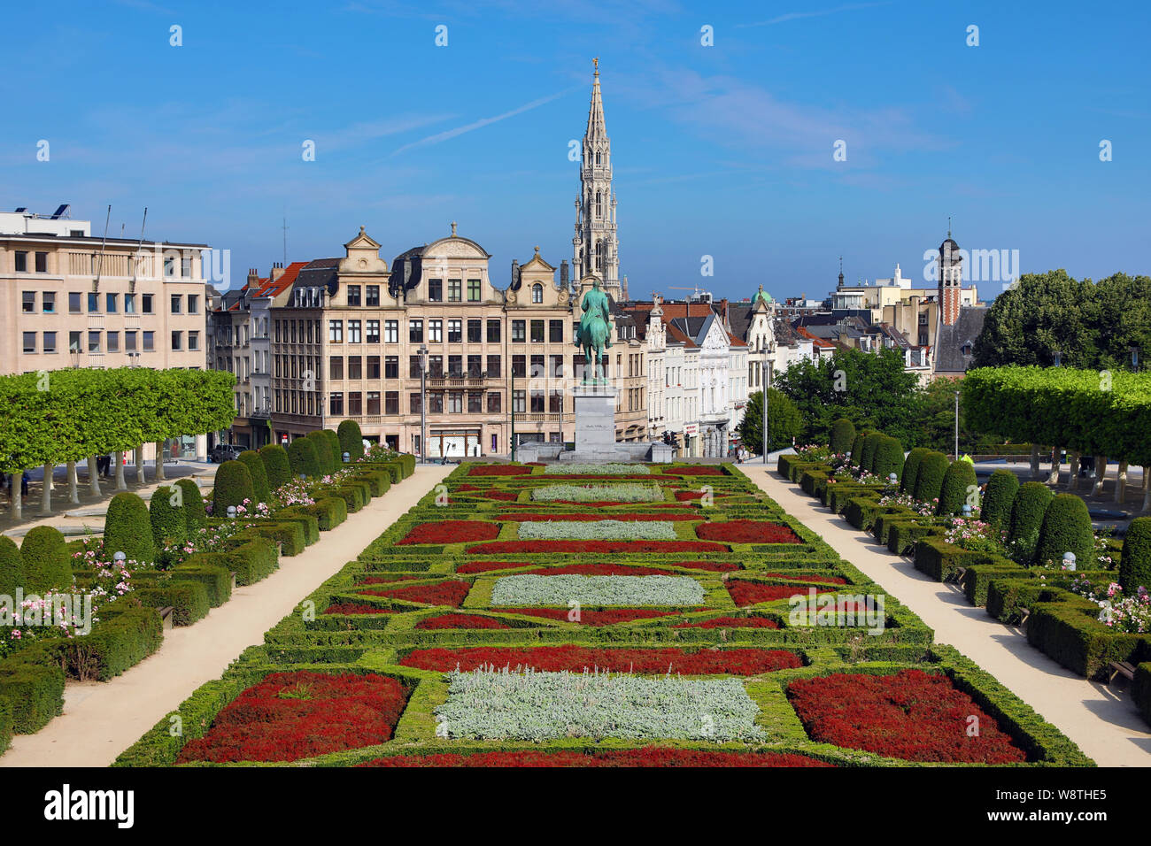Mont des Arts Gardens y la torre del Ayuntamiento, Bruselas, Bélgica Foto de stock