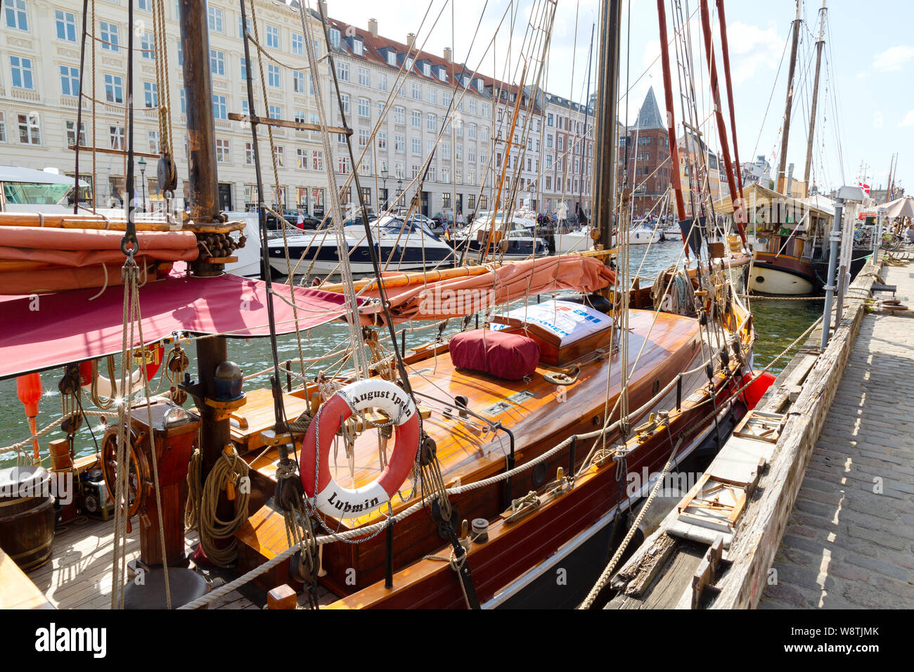 Copenhague Nyhavn - barcos amarrados en el puerto del canal de Nyhavn, Copenhague, Dinamarca Europa Foto de stock