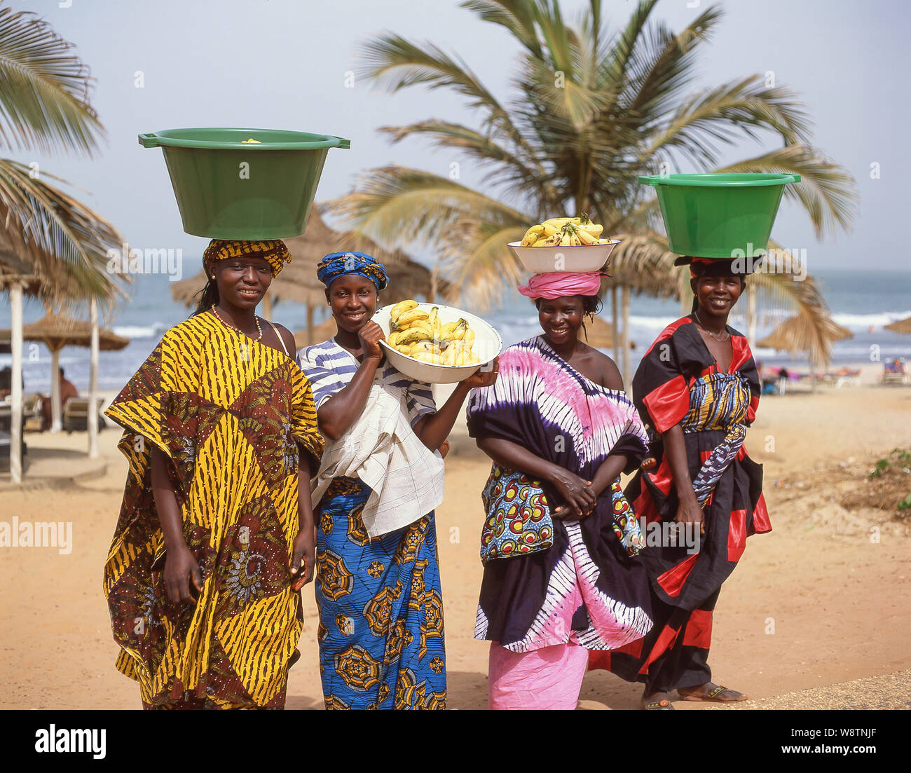 Las mujeres vendiendo frutas en la playa, Serrekunda, Kanifing, República de Gambia Foto de stock