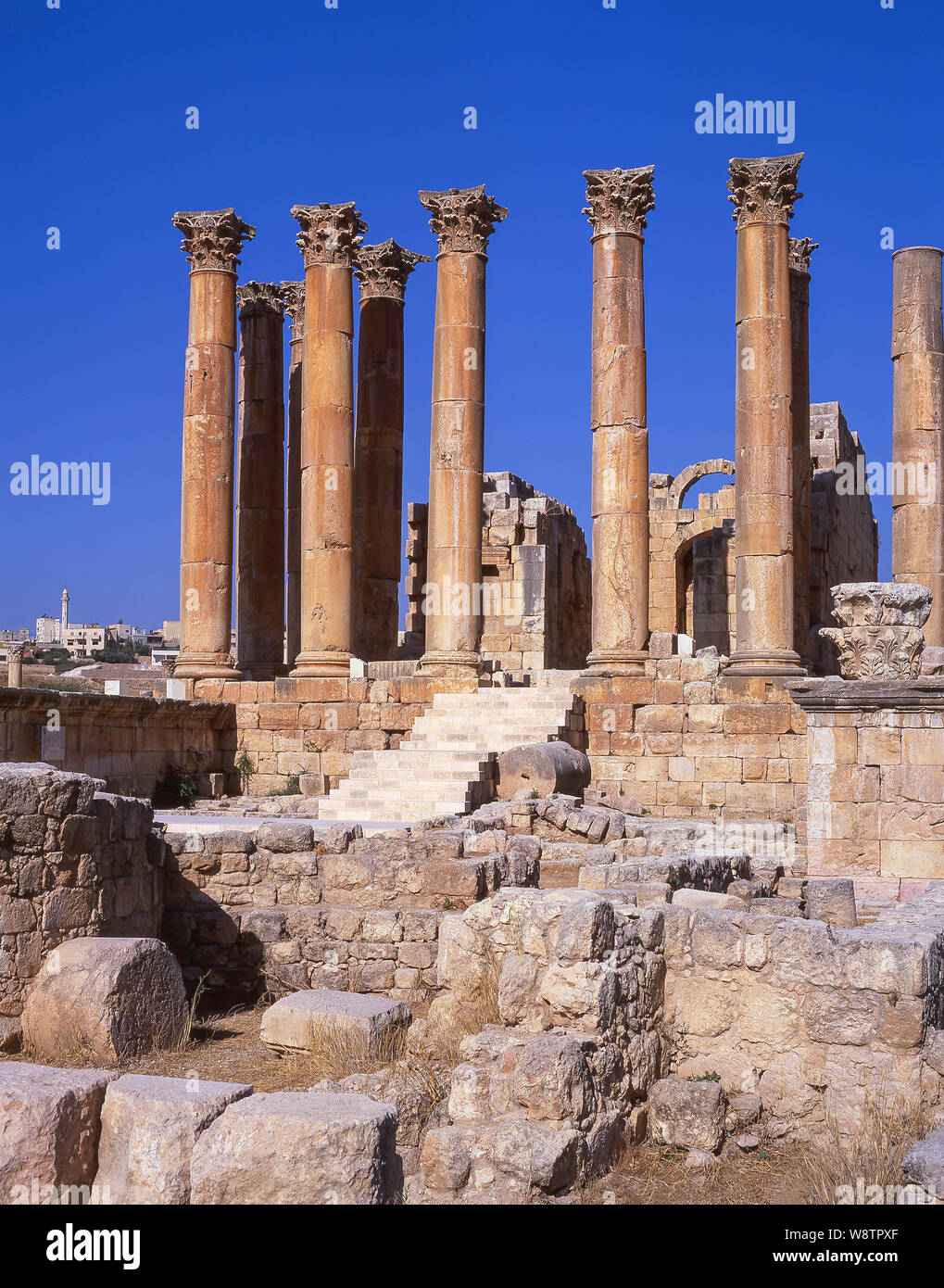 Columnas del templo de Artemis, la antigua ciudad de Jerash (Gerasa), Irbid, Maan, Reino de Jordania Foto de stock