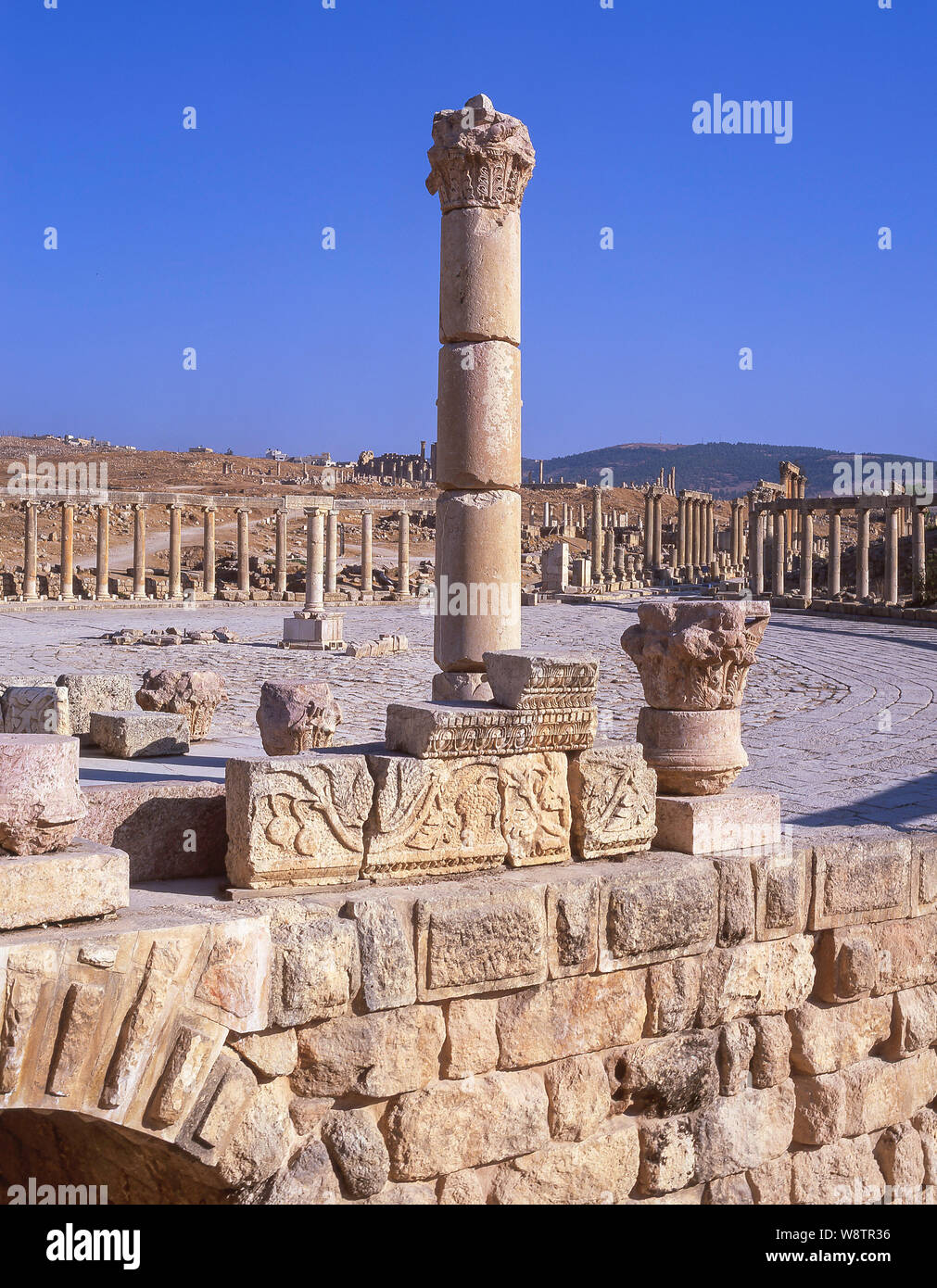 El foro oval y el cardo maximus, la antigua ciudad de Jerash (Gerasa), Irbid, Maan, Reino de Jordania Foto de stock