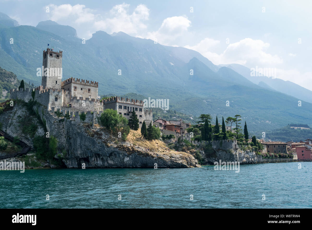 Malcesine, Italia - Julio 24, 2019: Este es un viejo castillo de Scaliger en el lago de Garda en Italia Foto de stock