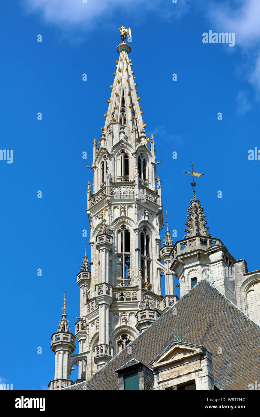 Torre y aguja del Ayuntamiento en la Grand Place o Grote Markt, Bruselas, Bélgica Foto de stock