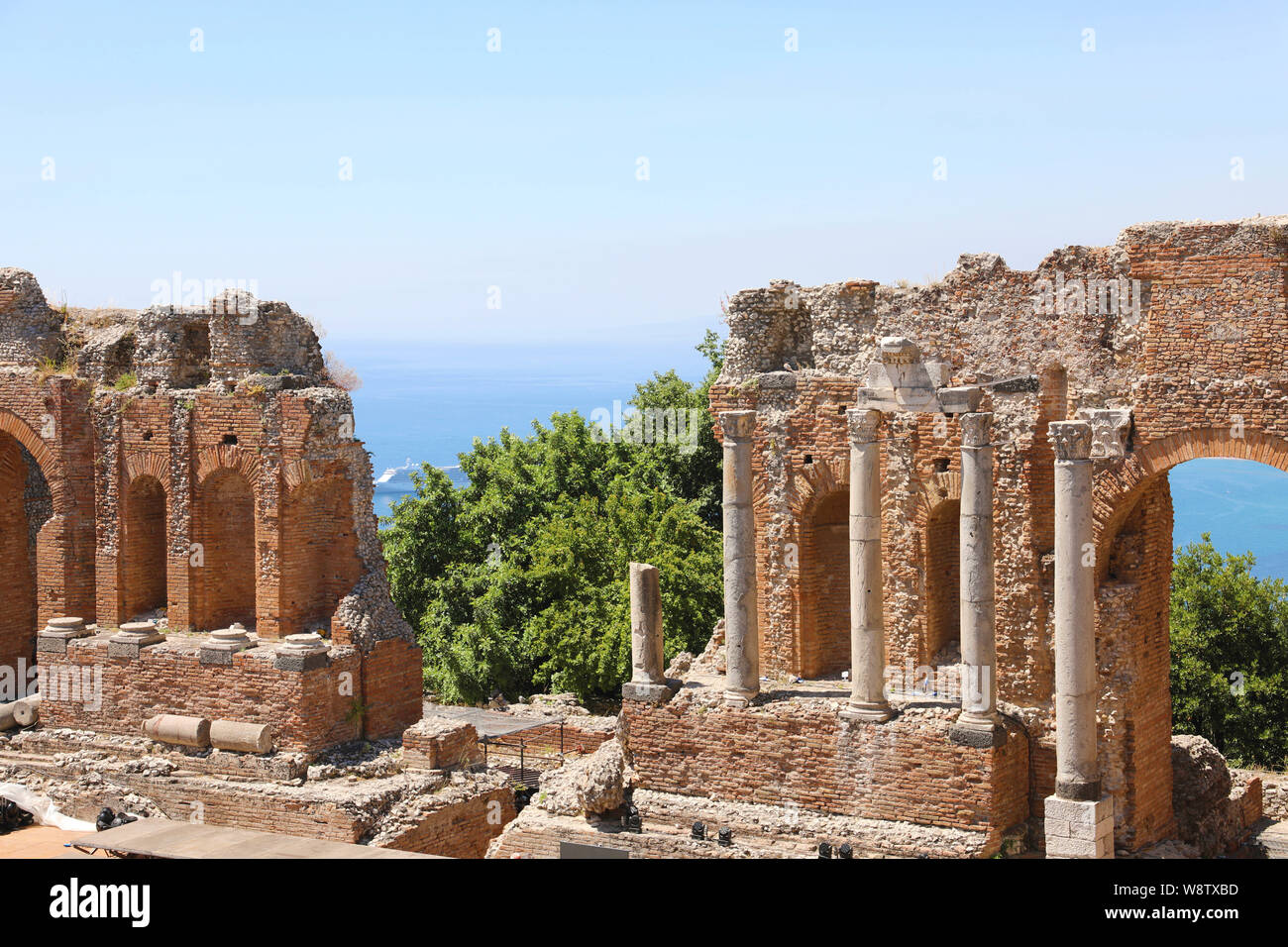 Las ruinas del antiguo teatro griego de Taormina, Sicilia Foto de stock