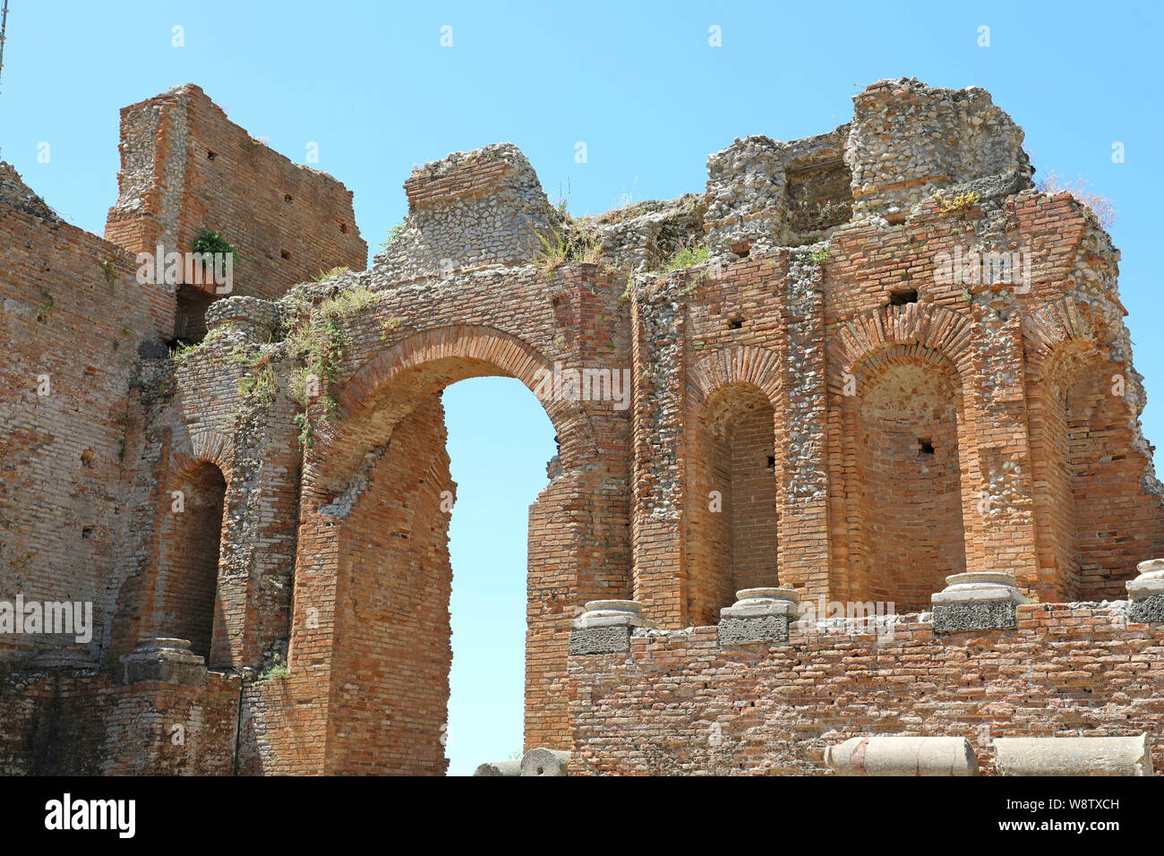 Las ruinas del antiguo teatro griego de Taormina, Sicilia, sur de Italia Foto de stock