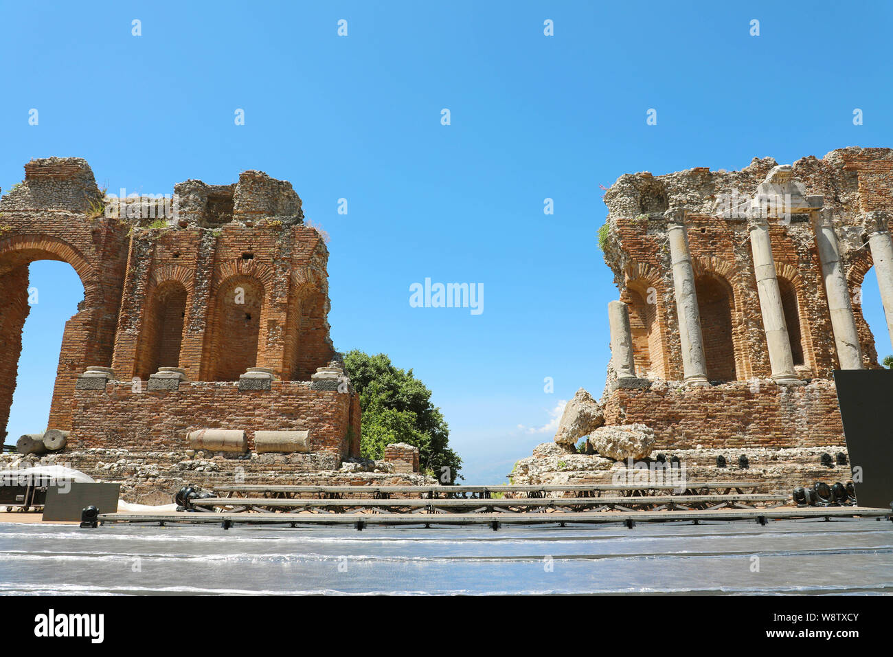 Las ruinas del antiguo teatro griego de Taormina, Sicilia, sur de Italia Foto de stock