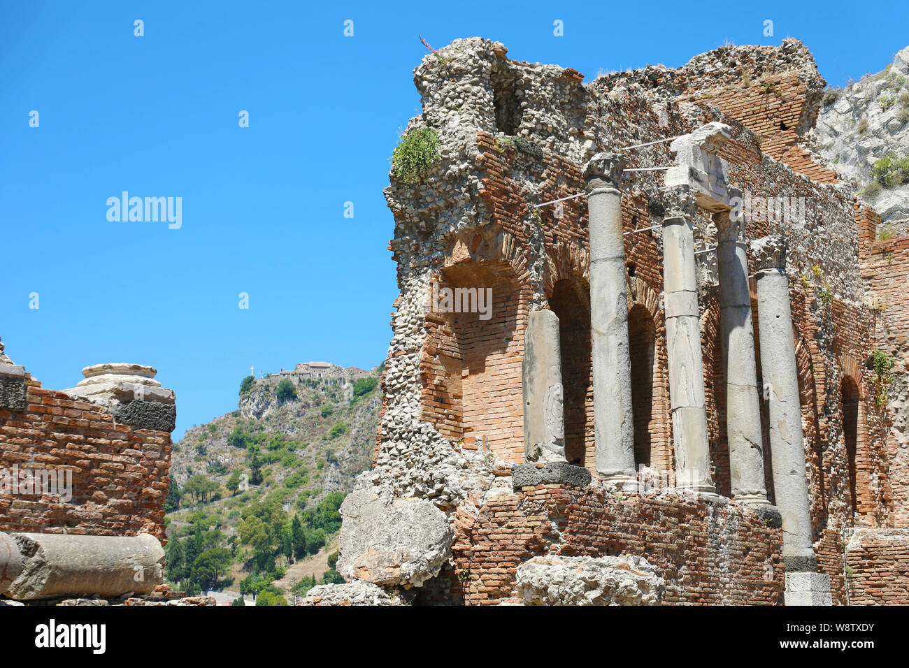 Las ruinas del antiguo teatro griego de Taormina, Sicilia, sur de Italia Foto de stock