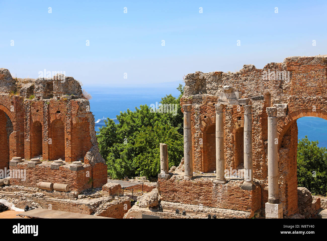 Las ruinas del antiguo teatro griego de Taormina, Sicilia Foto de stock