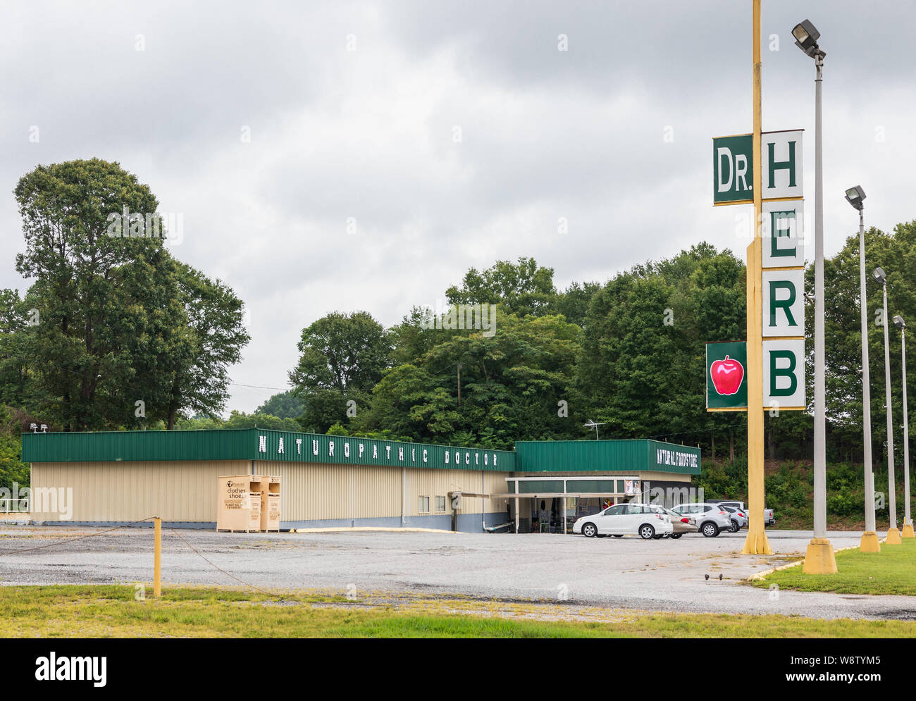 HICKORY, NC, EE.UU.--2 de agosto de 2019: la tienda de alimentos naturales, con carteles indicando 'Dr. Herb' y 'naturópata'. Foto de stock