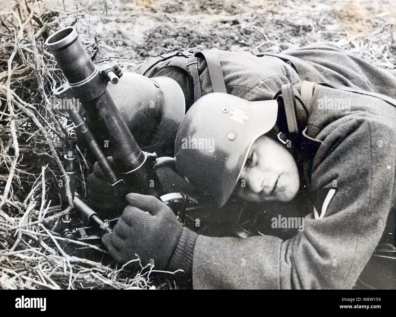 Soldados alemanes fuego de mortero de 50 mm en el frente ruso de 1941  Fotografía de stock - Alamy
