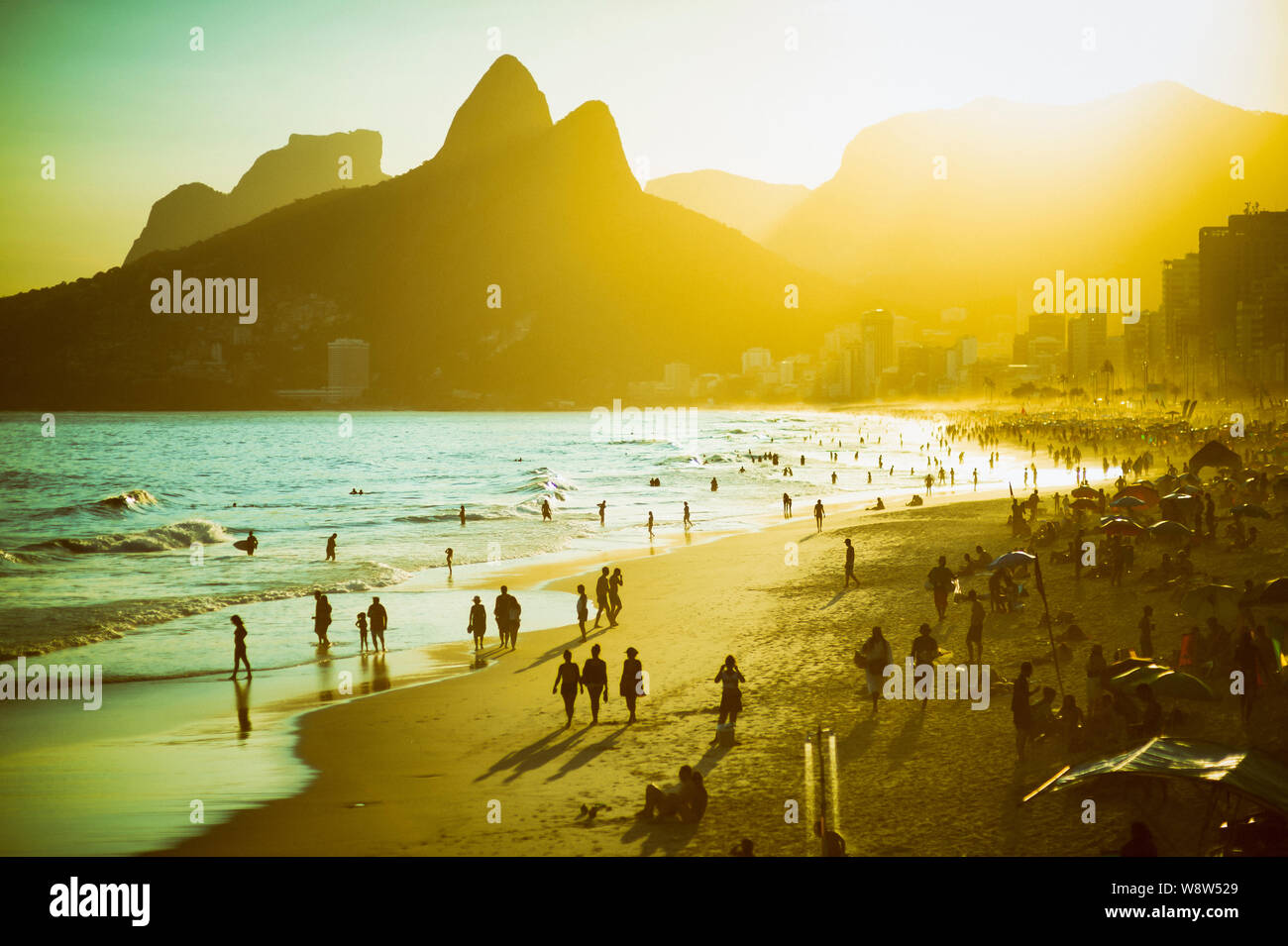 Pintoresca puesta de sol vista de la playa de Ipanema en una ajetreada tarde de verano en Rio de Janeiro, Brasil Foto de stock